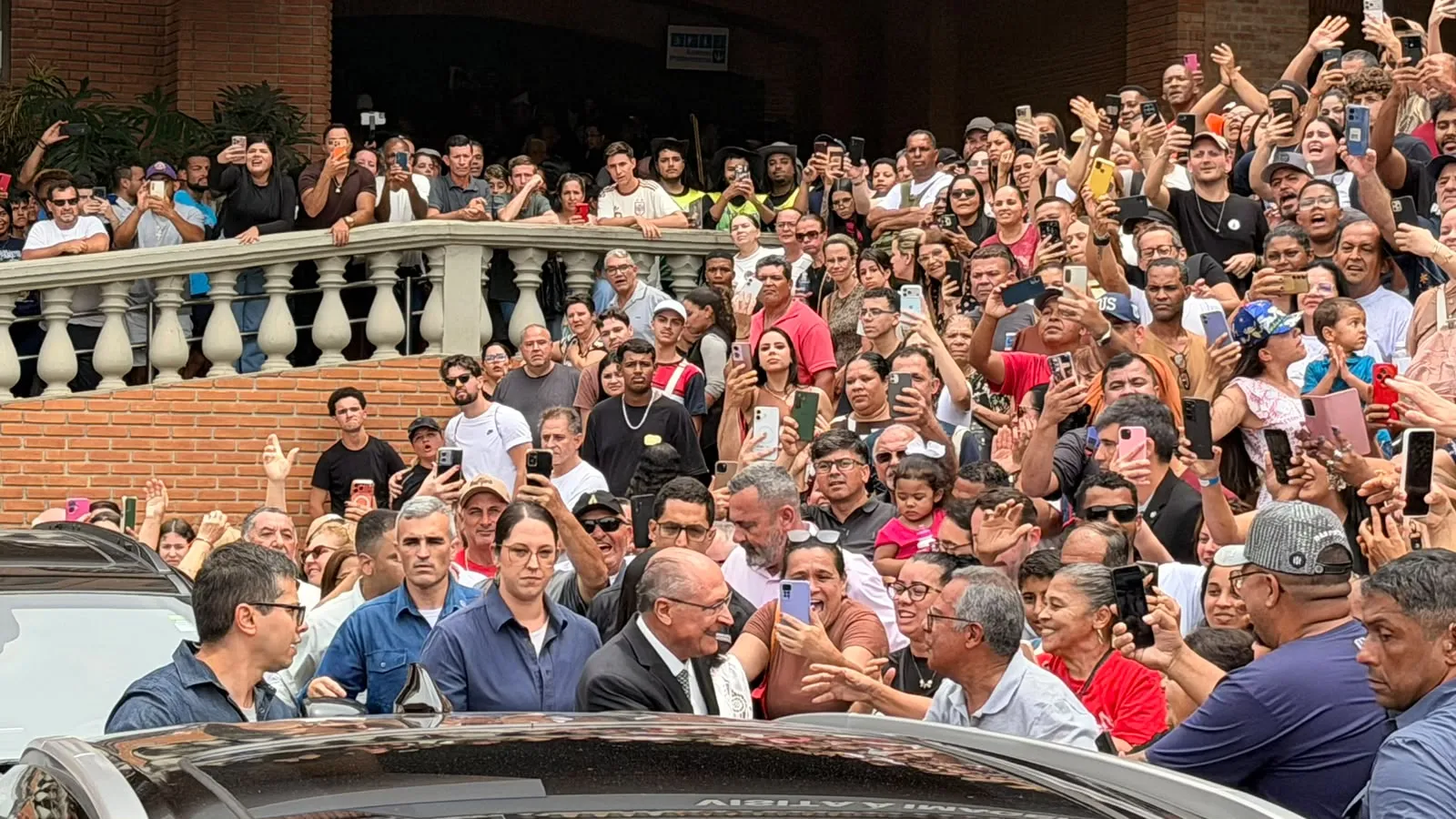 VÍDEO: Geraldo Alckmin é recebido com gritos de apoio a Lula e manifestações contrárias após missa em Aparecida