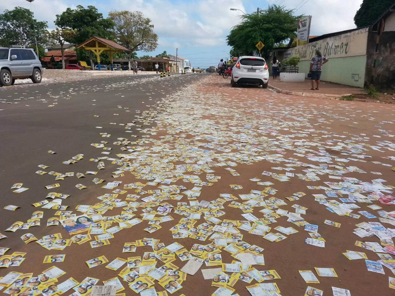 Câmera de segurança flagra van lançando 'santinhos' durante a madrugada em bairro de Santarém; VÍDEO