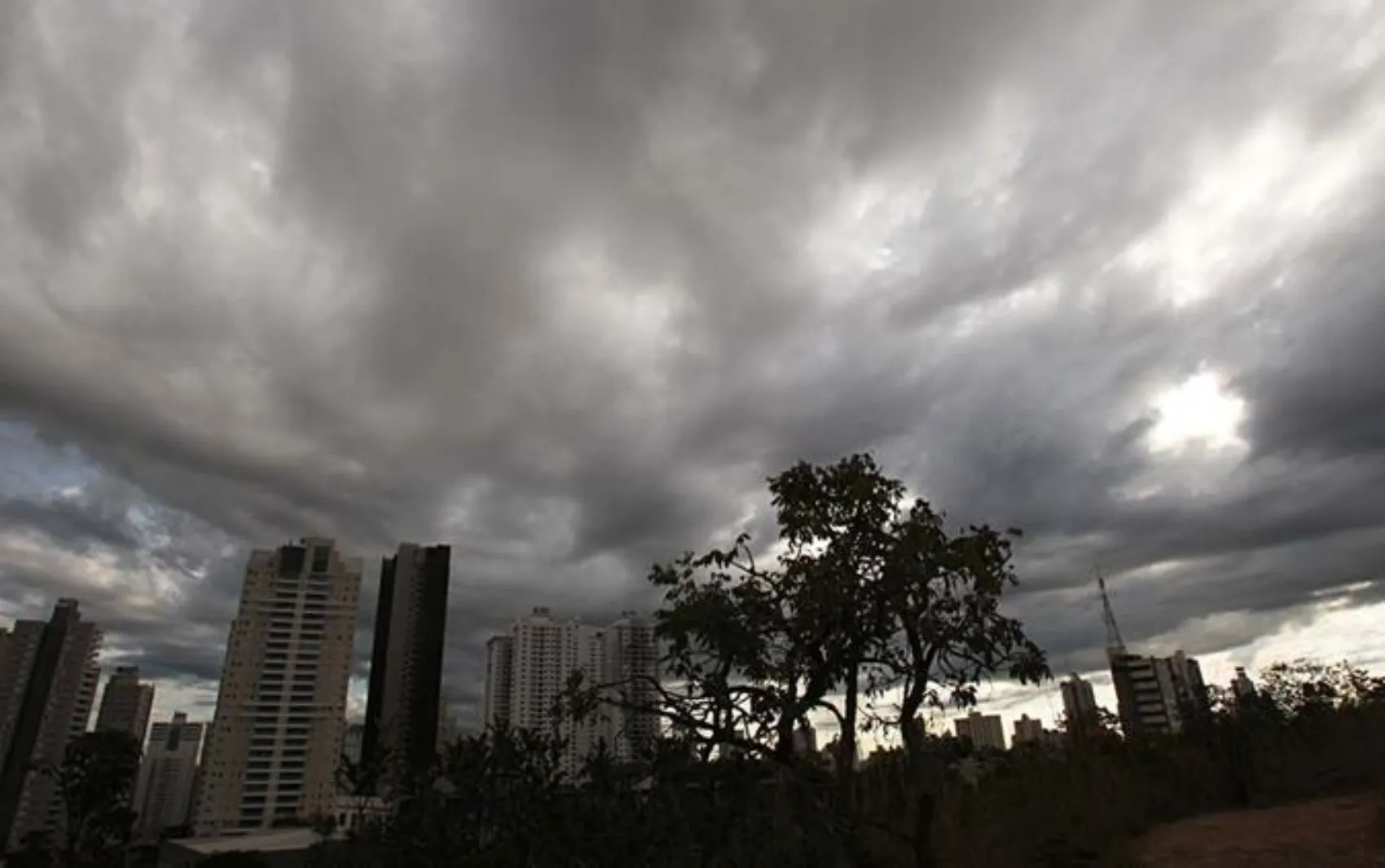 Goiás tem alerta de chuvas intensas e ventania de mais de 70 km/h com chegada de frente fria 
