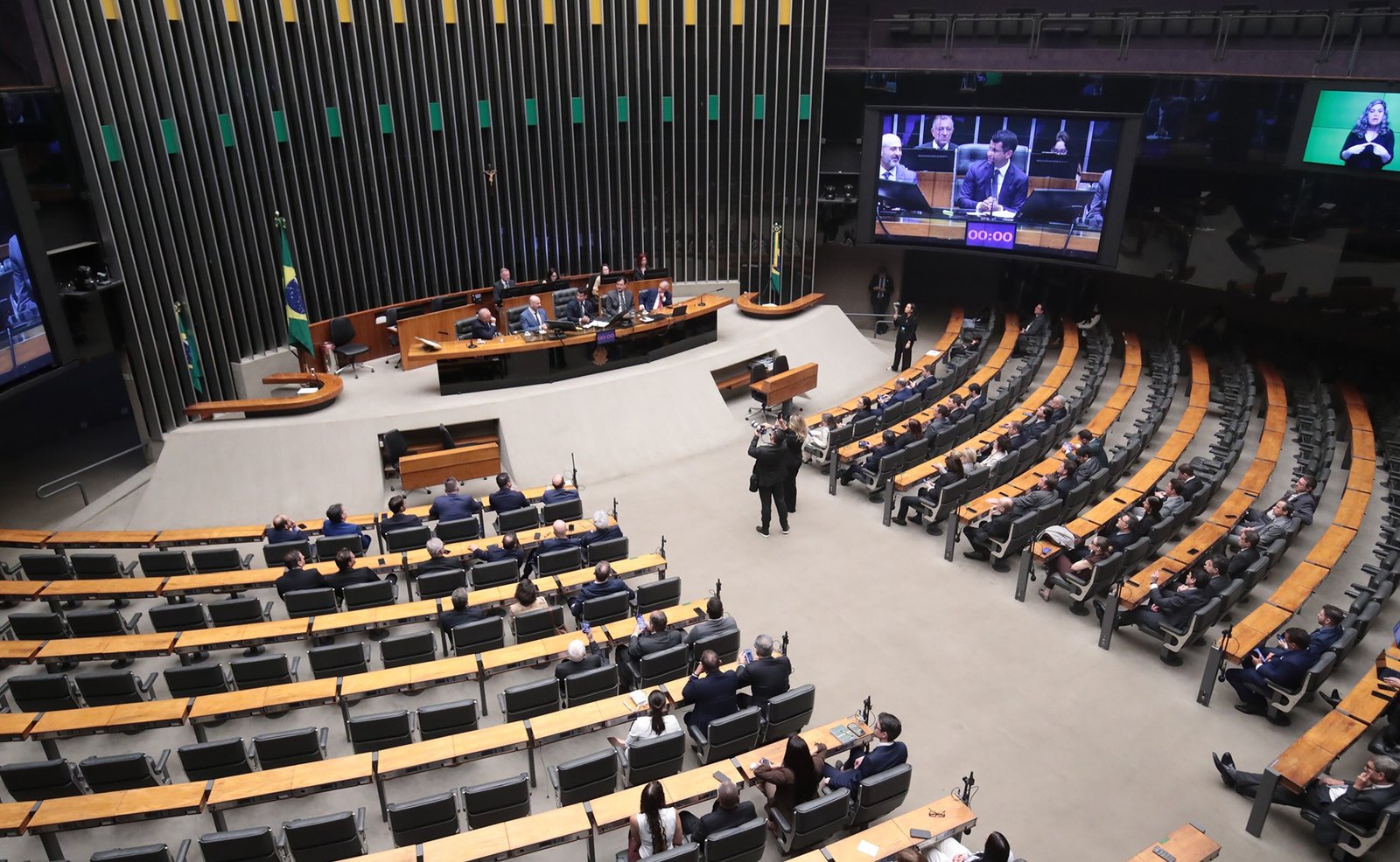 PL elege 121 deputados e tem maior bancada de um partido desde a Constituinte