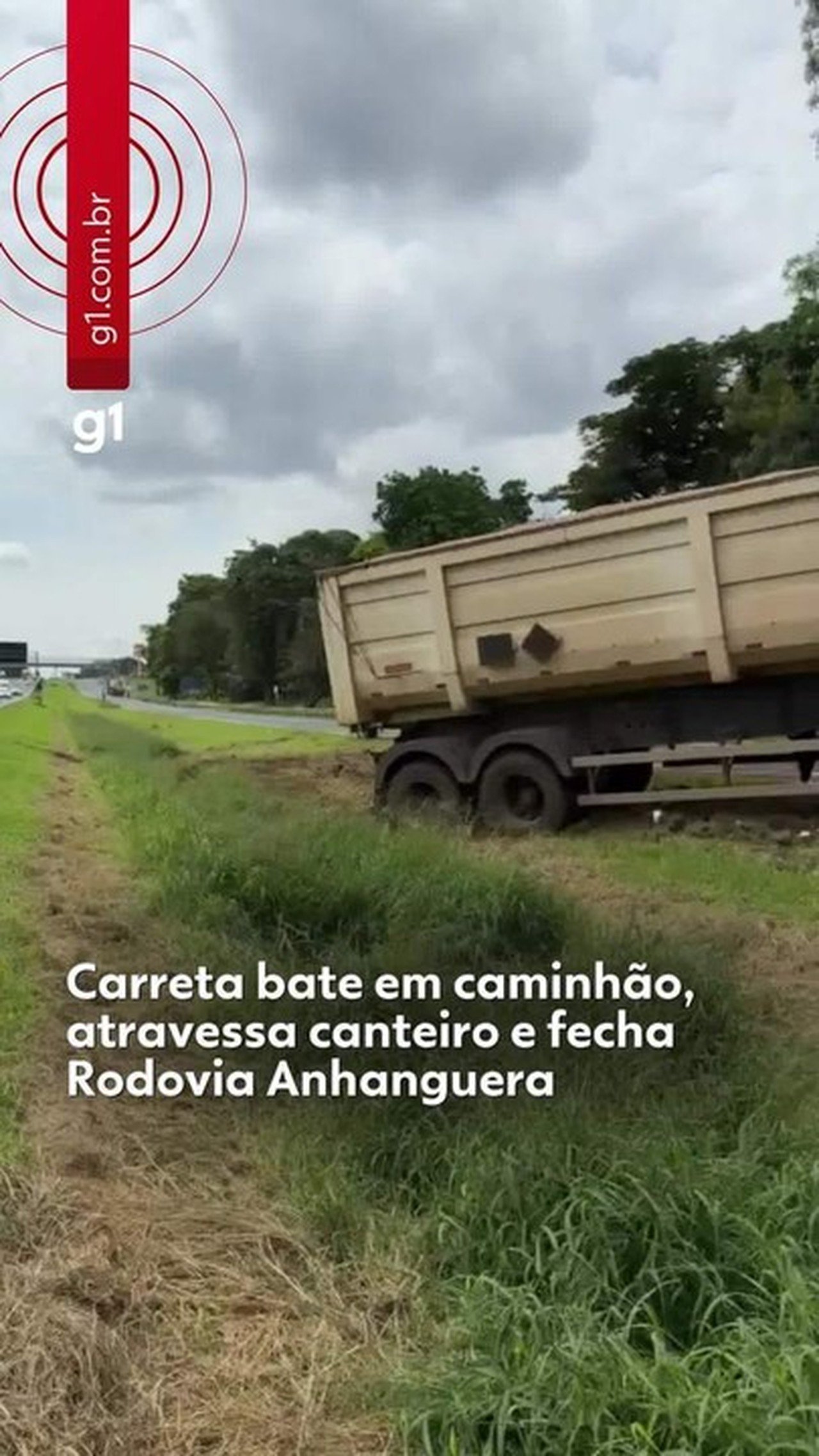 Carreta bate em caminhão, atravessa canteiro e fecha Rodovia Anhanguera em Limeira