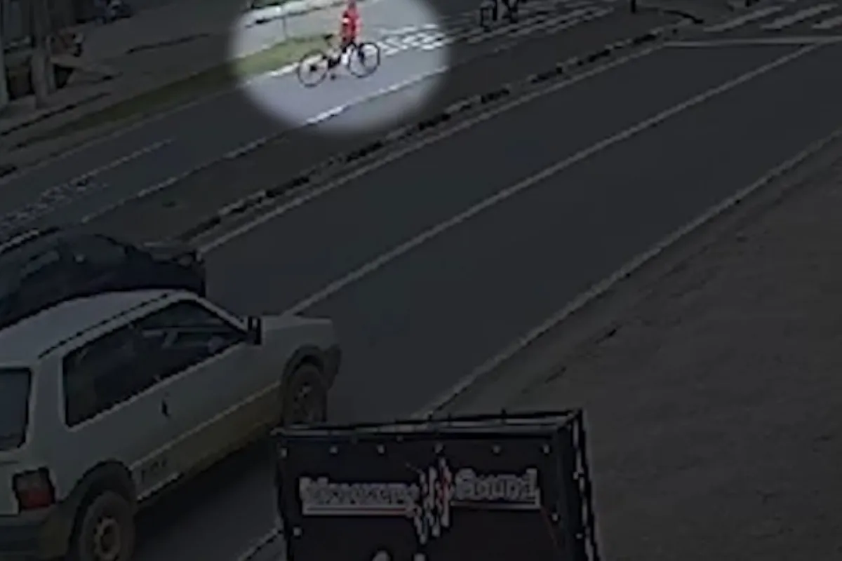 Vídeo mostra motociclista atingindo ciclista idoso em avenida de Caraguatatuba, no Litoral Norte de SP