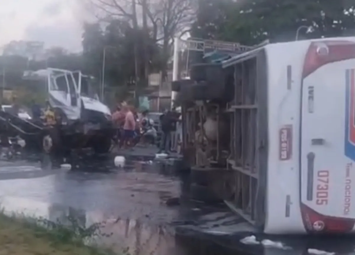 Caminhão desgovernado atravessa pista, acerta ônibus e deixa ao menos 9 feridos na rodovia PE-15; VÍDEO