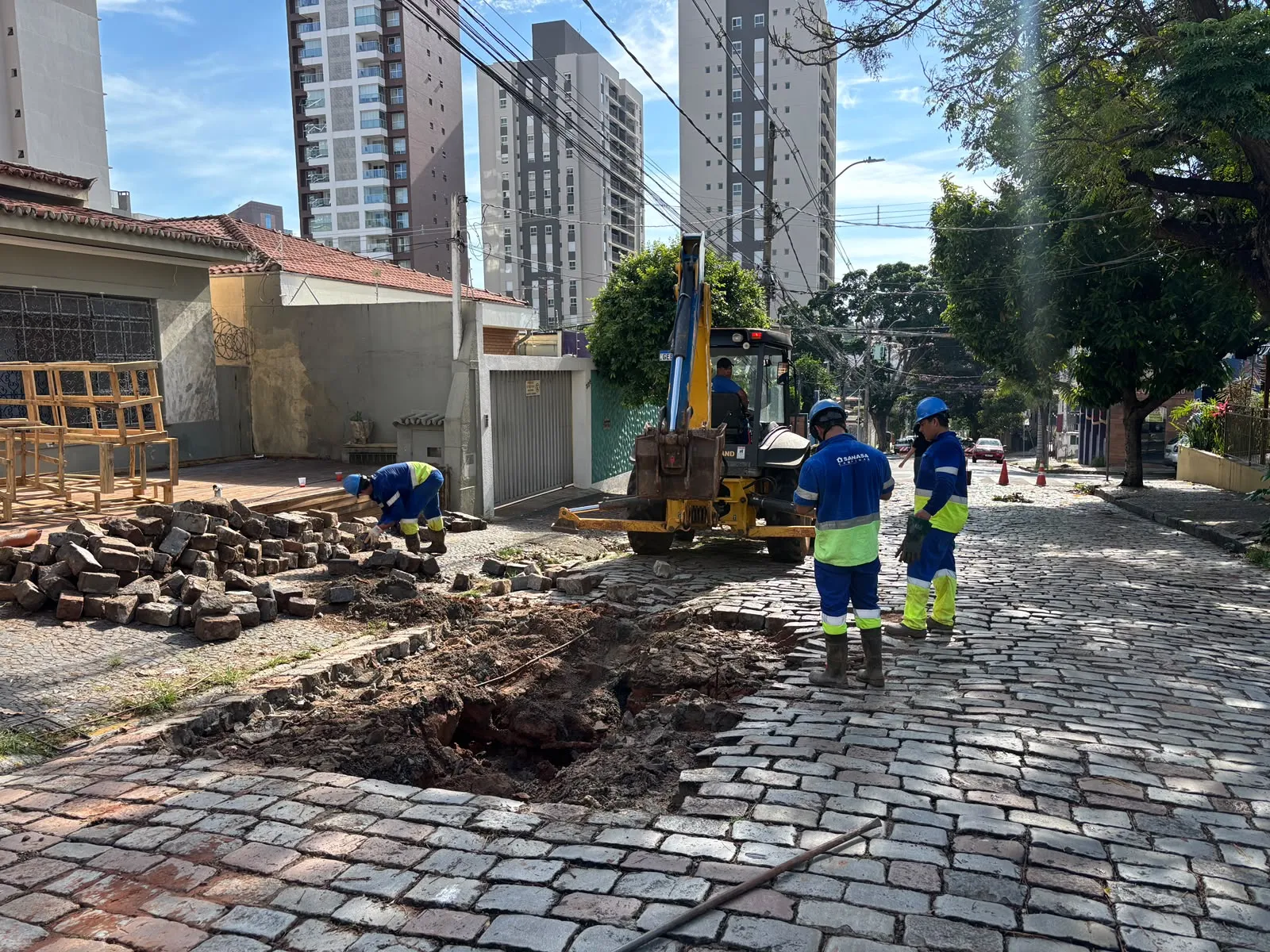 Rompimento de rede deixa 20 mil imóveis sem abastecimento de água na região do Cambuí, em Campinas