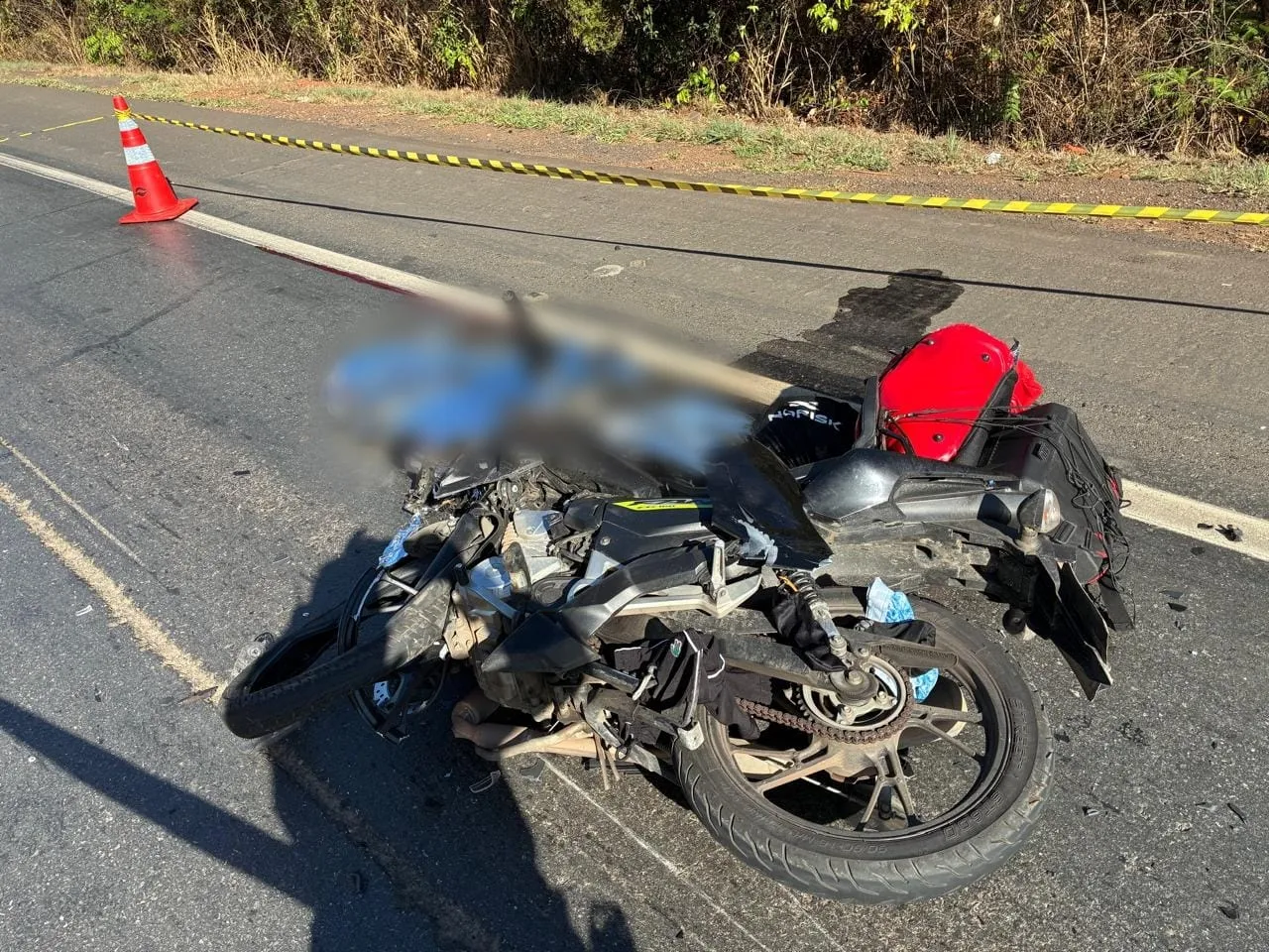 Motociclista morre após bater de frente com caminhão na BR-135