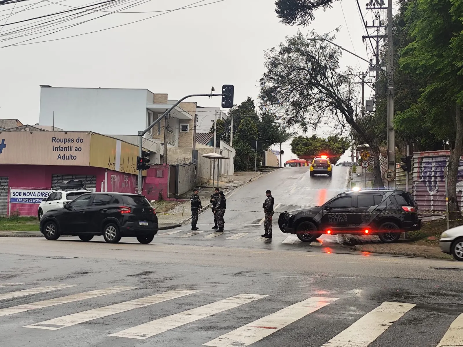 Homem armado com faca invade CMEI e mantém crianças reféns em Curitiba