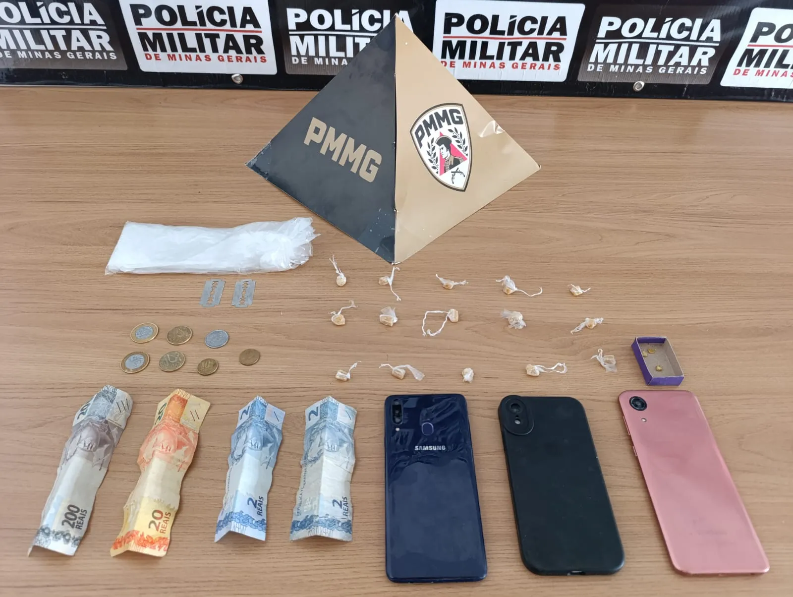 Homem tenta pular muro durante operação da PM e acaba preso por tráfico em São Romão