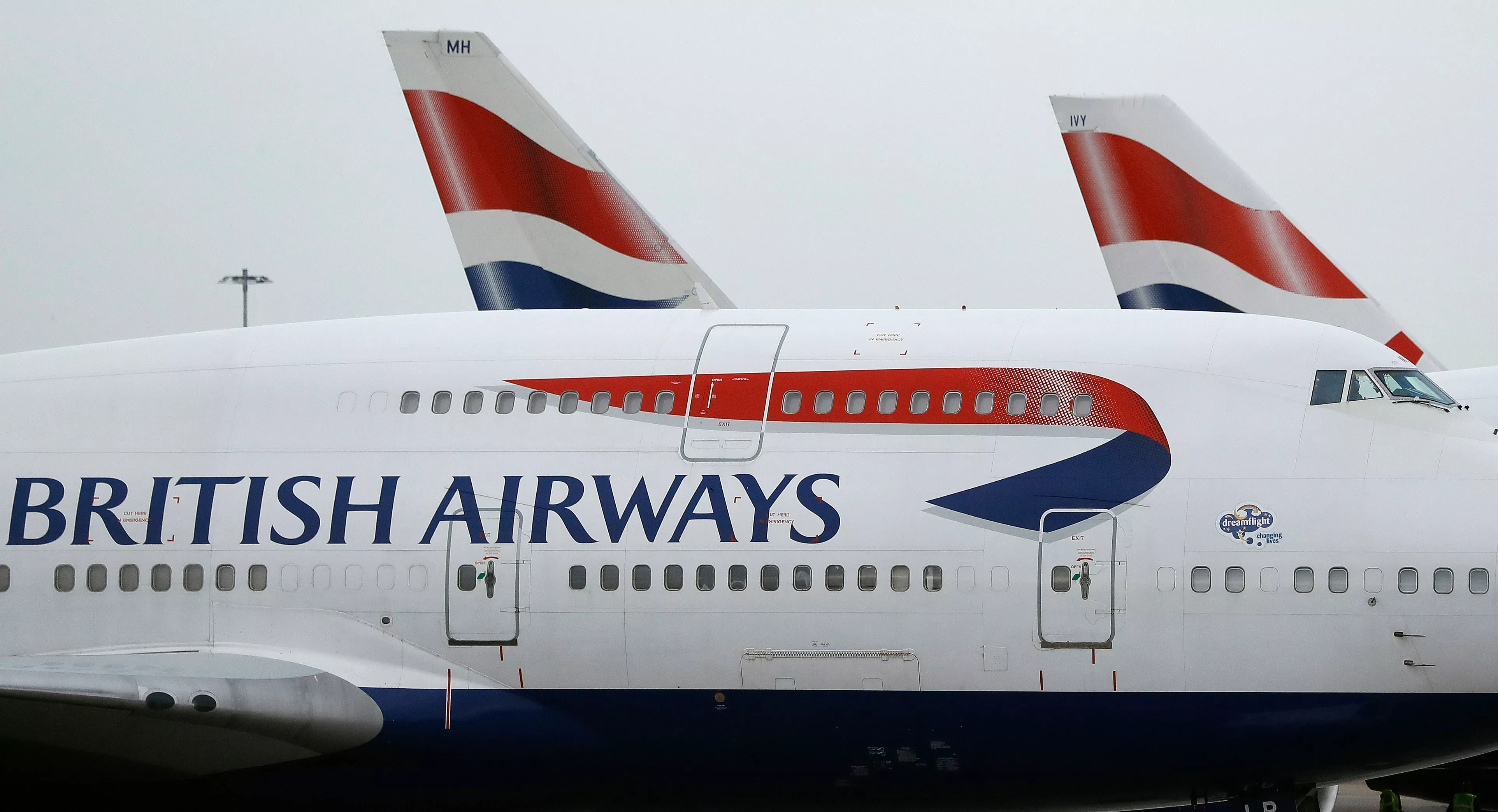 Janela de avião trinca durante voo de Londres a Portugal e piloto retorna ao aeroporto de origem