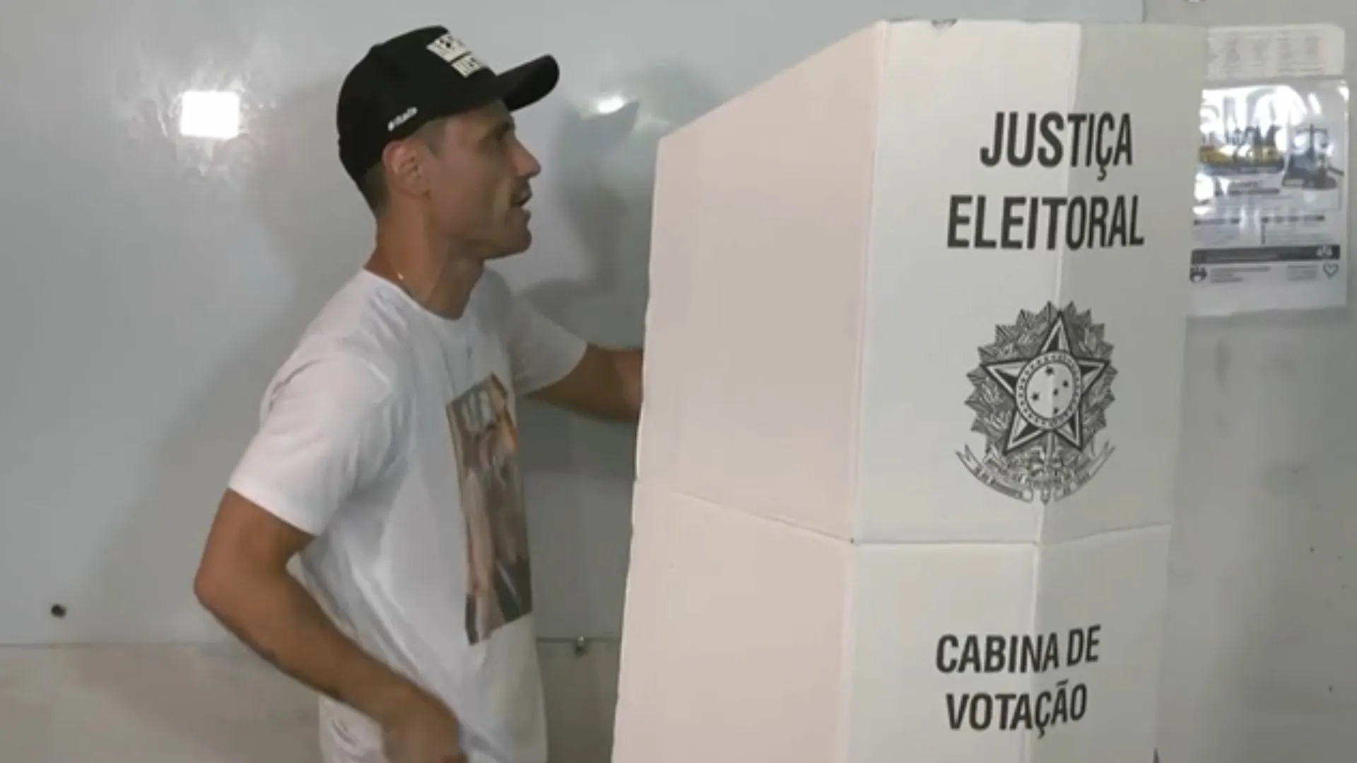 Cleitinho vota em Divinópolis e diz que pretende pacificar Minas Gerais: 'Quero governar para todos'