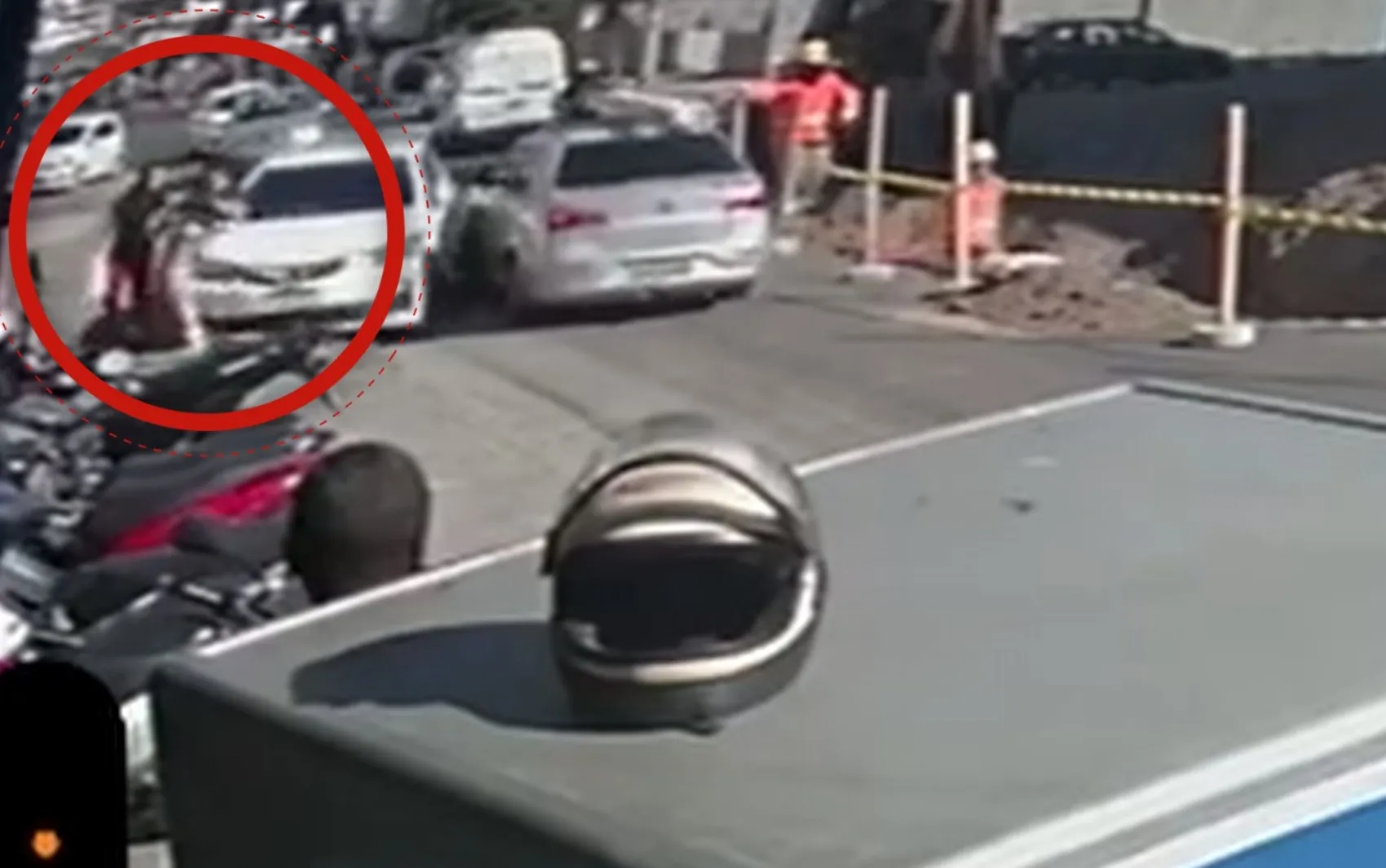 VÍDEO: carro atropela mulher, bate em motos e ônibus em Feira de Santana; duas pessoas ficam feridas