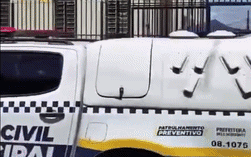 Padre se pendura em carro da Guarda Municipal de BH e cai no chão após veículo acelerar; VÍDEO