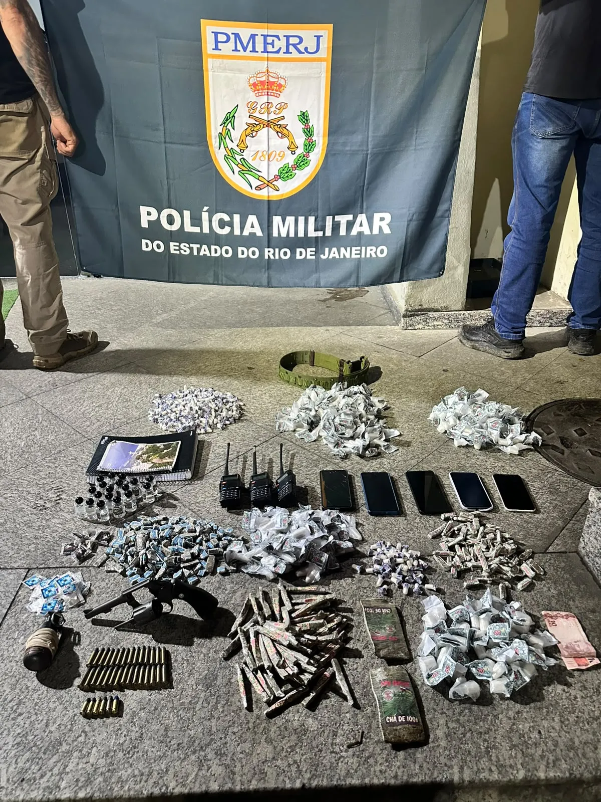 Dupla é presa com arma, granada e drogas em Resende 