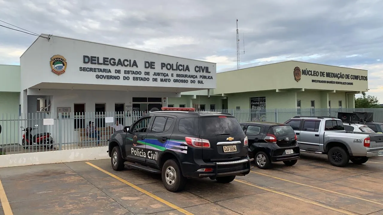 Homem é preso após atropelar pai e bebê de 1 ano e fugir em Costa Rica