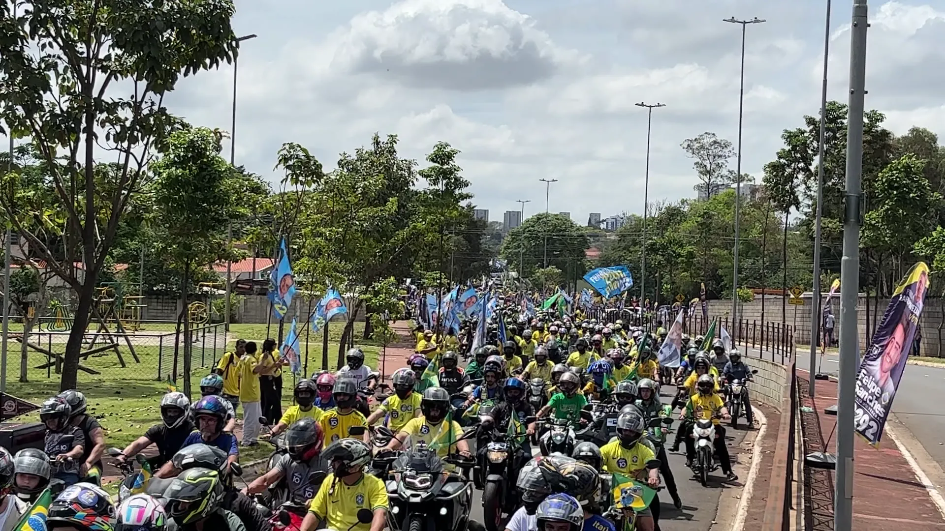 Em último dia de campanha, Flávio Bolsonaro faz motocarreata ao lado de Tarcísio no interior de SP 