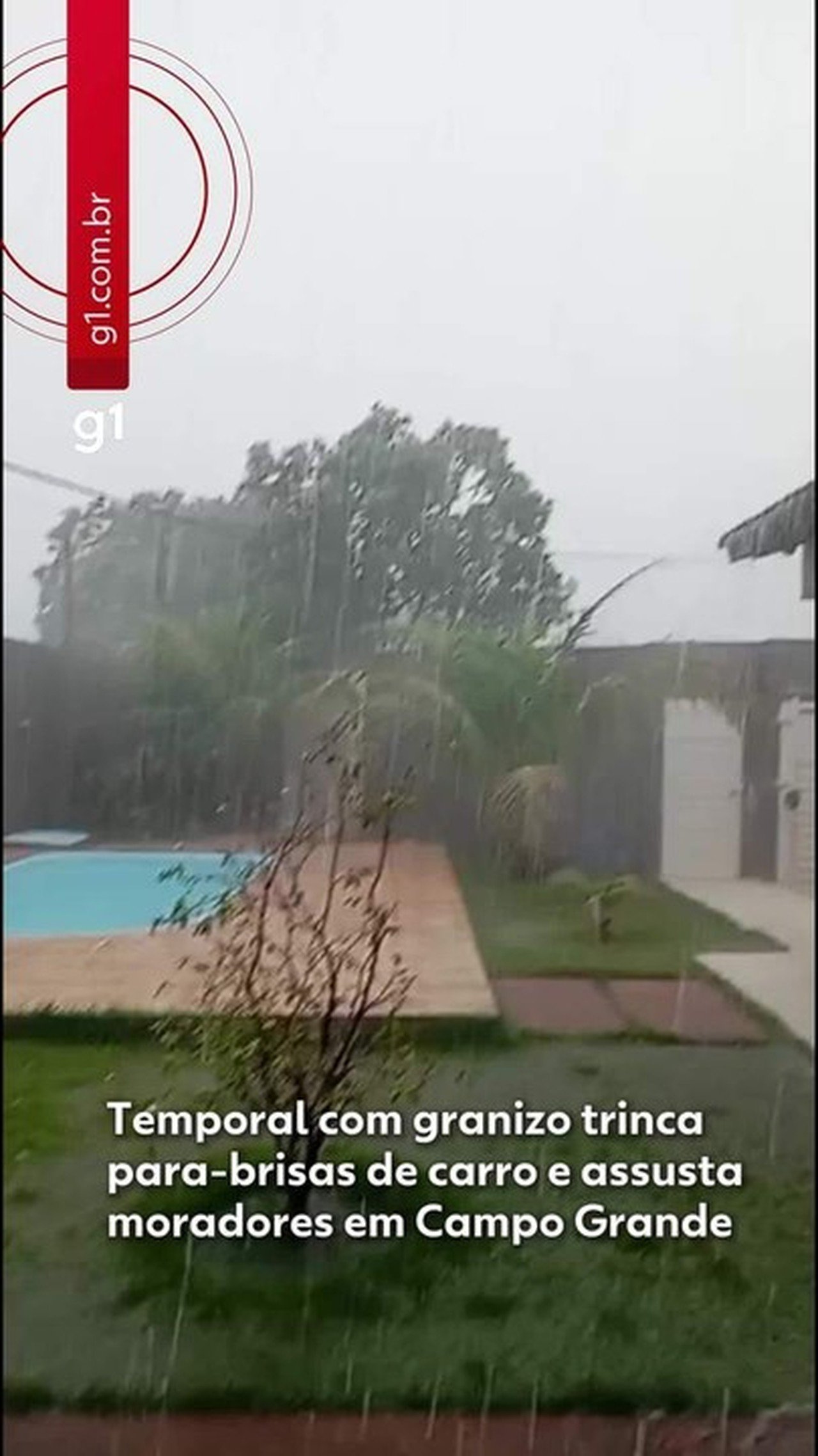 Pedras de granizo trincam para-brisa de carro em meio a temporal em Campo Grande; VÍDEO