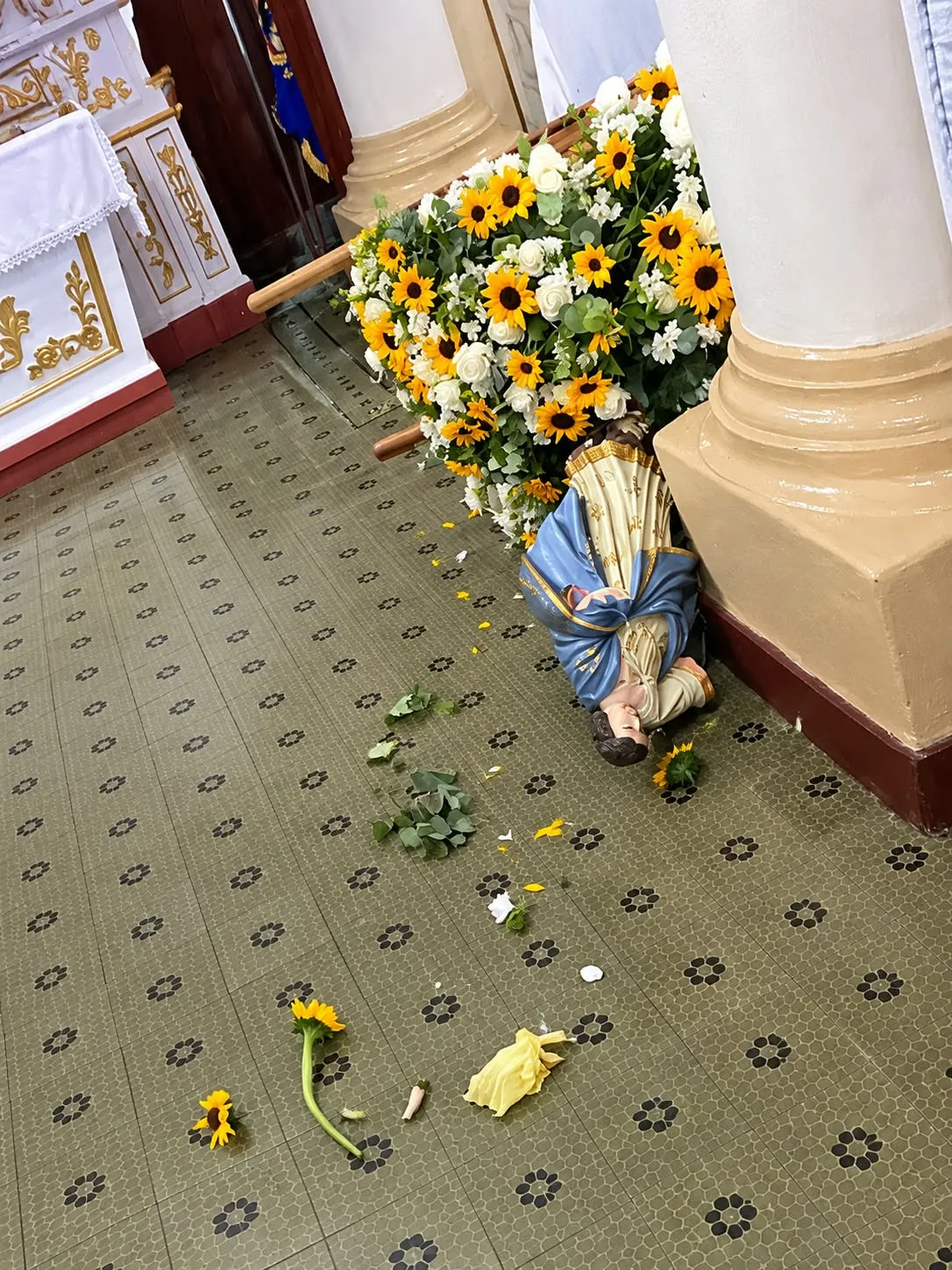 Imagem de Nossa Senhora leva chute e cai no chão em igreja histórica de Minas Gerais