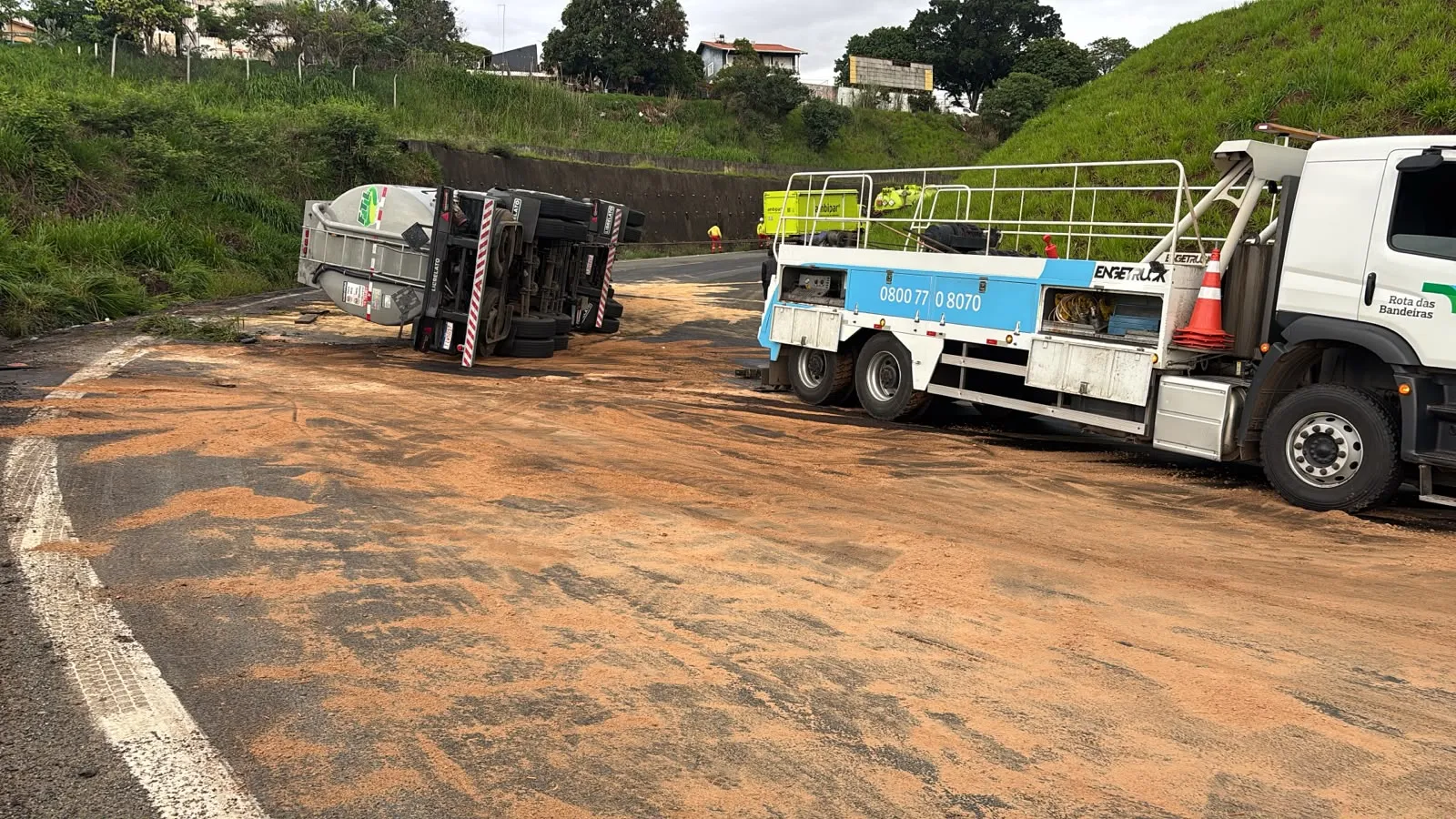 Cetesb analisa água de córrego e rio após vazamento de diesel de carreta tombada em Campinas