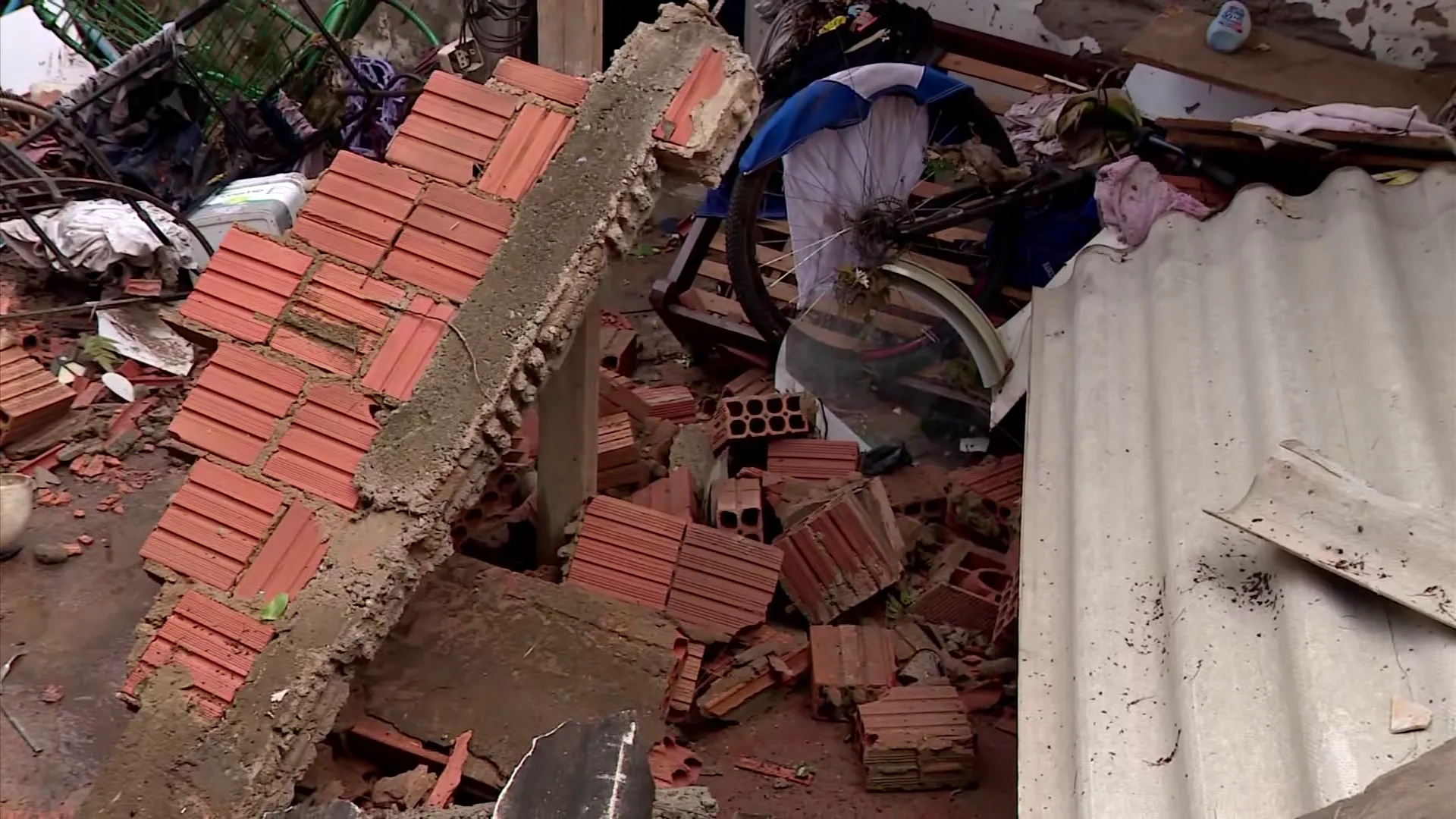 'Surreal o que aconteceu. Perdi tudo', diz moradora que teve casa destruída por temporal em Cosmópolis