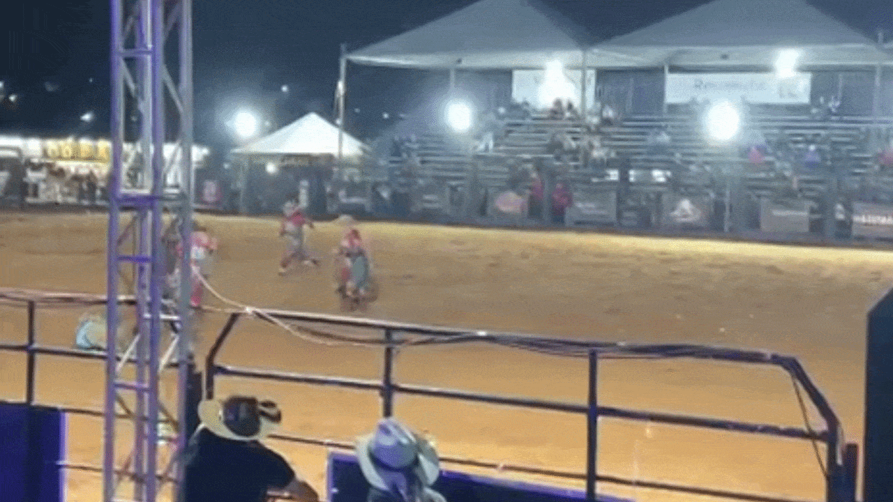 VÍDEO: salva-vidas de rodeio 'voa' após ser chifrado por touro durante montaria em Itapeva, SP