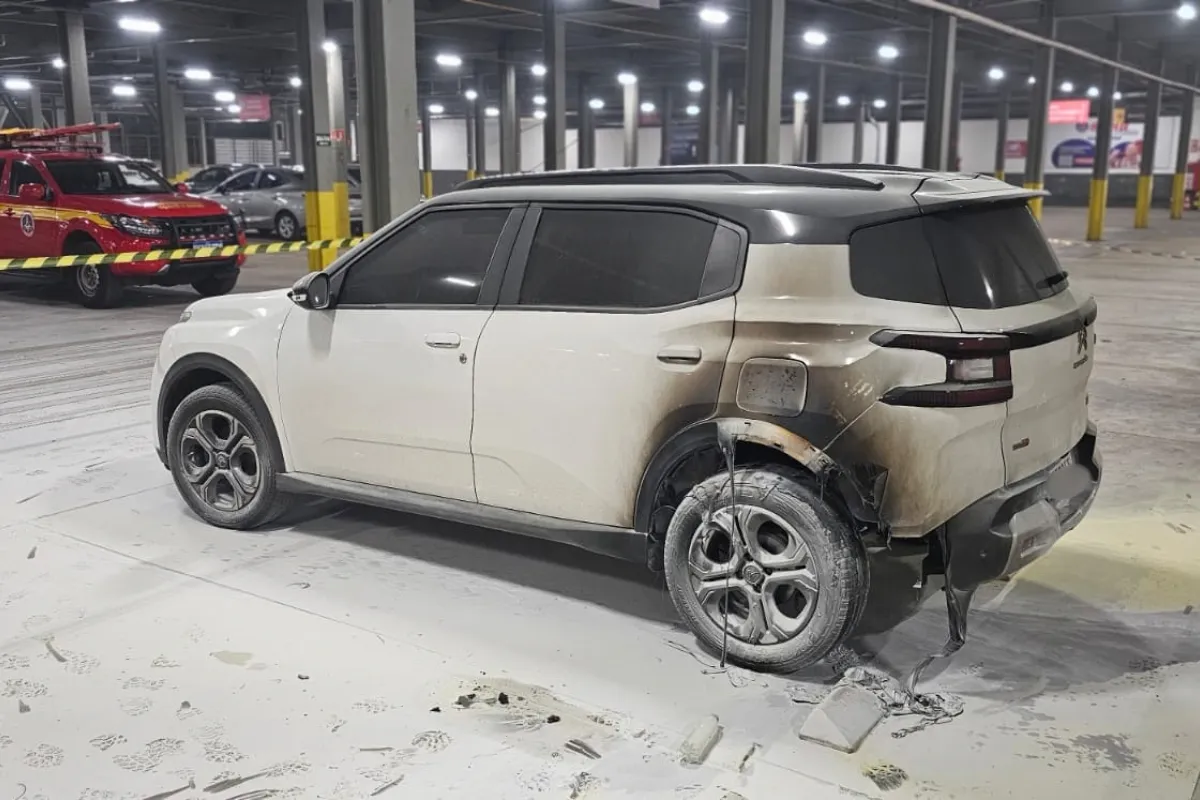 Homem ateia fogo em carro no estacionamento de supermercado em Uberlândia 