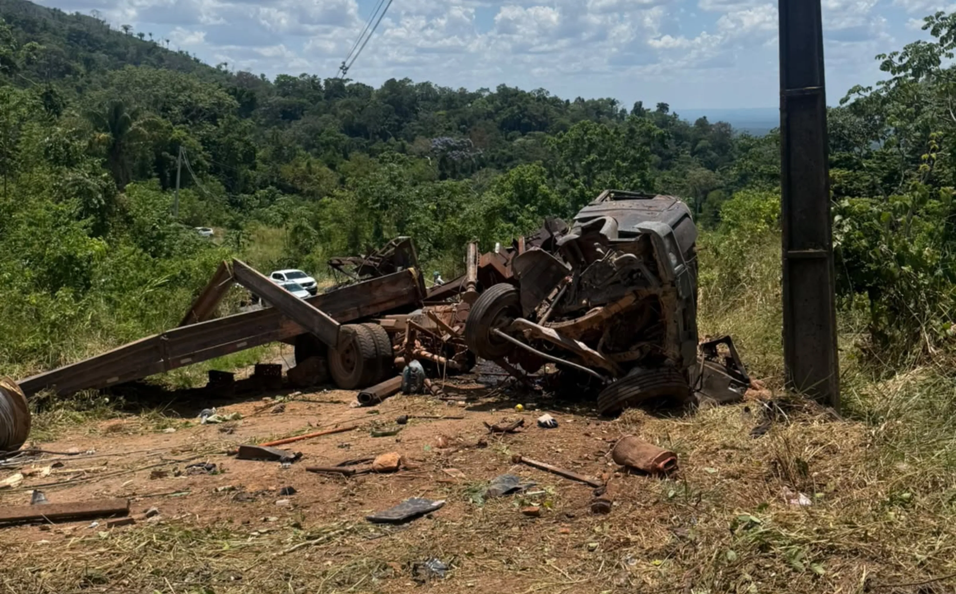 Dois homens morrem após caminhão tombar ao tentar subir ladeira na Serra do Tepequém