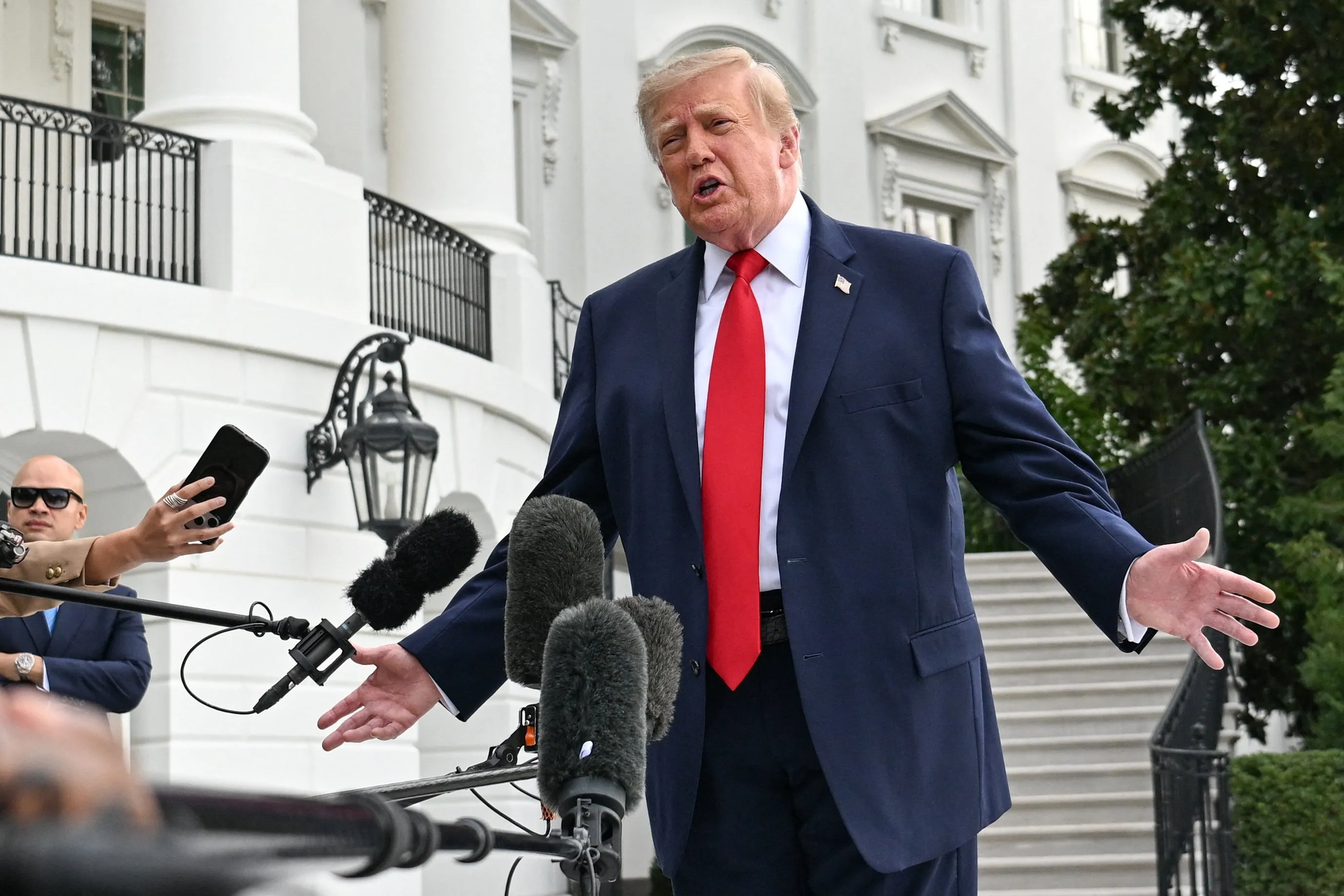 Trump divulga suposto celular de senador e pede pressão por mudança no horário de verão dos EUA