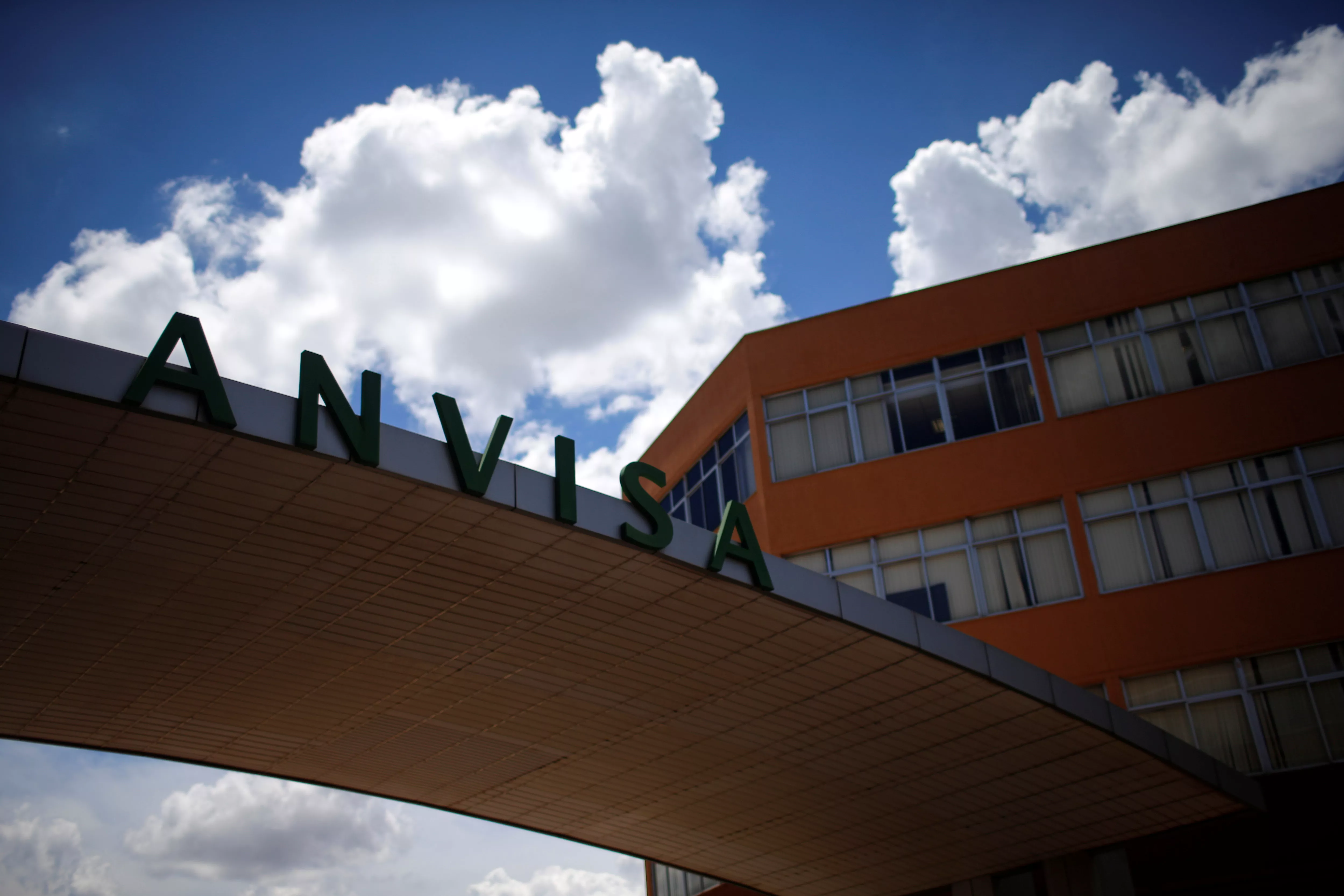 Anvisa determina suspensão de lotes falsificados de gel íntimo e antitranspirante