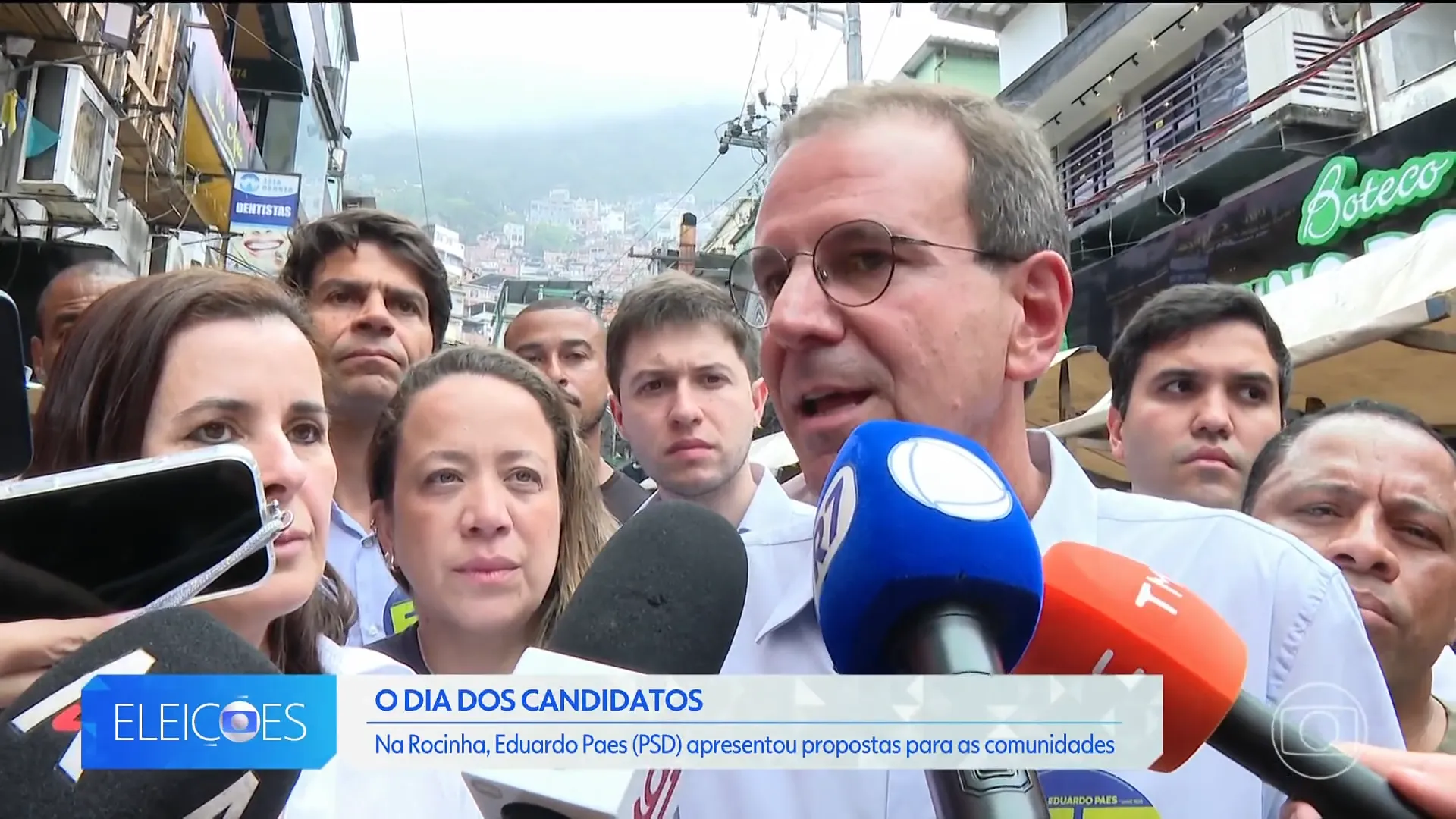 Paes promete captar recursos para criar programa de obras de urbanização em comunidades