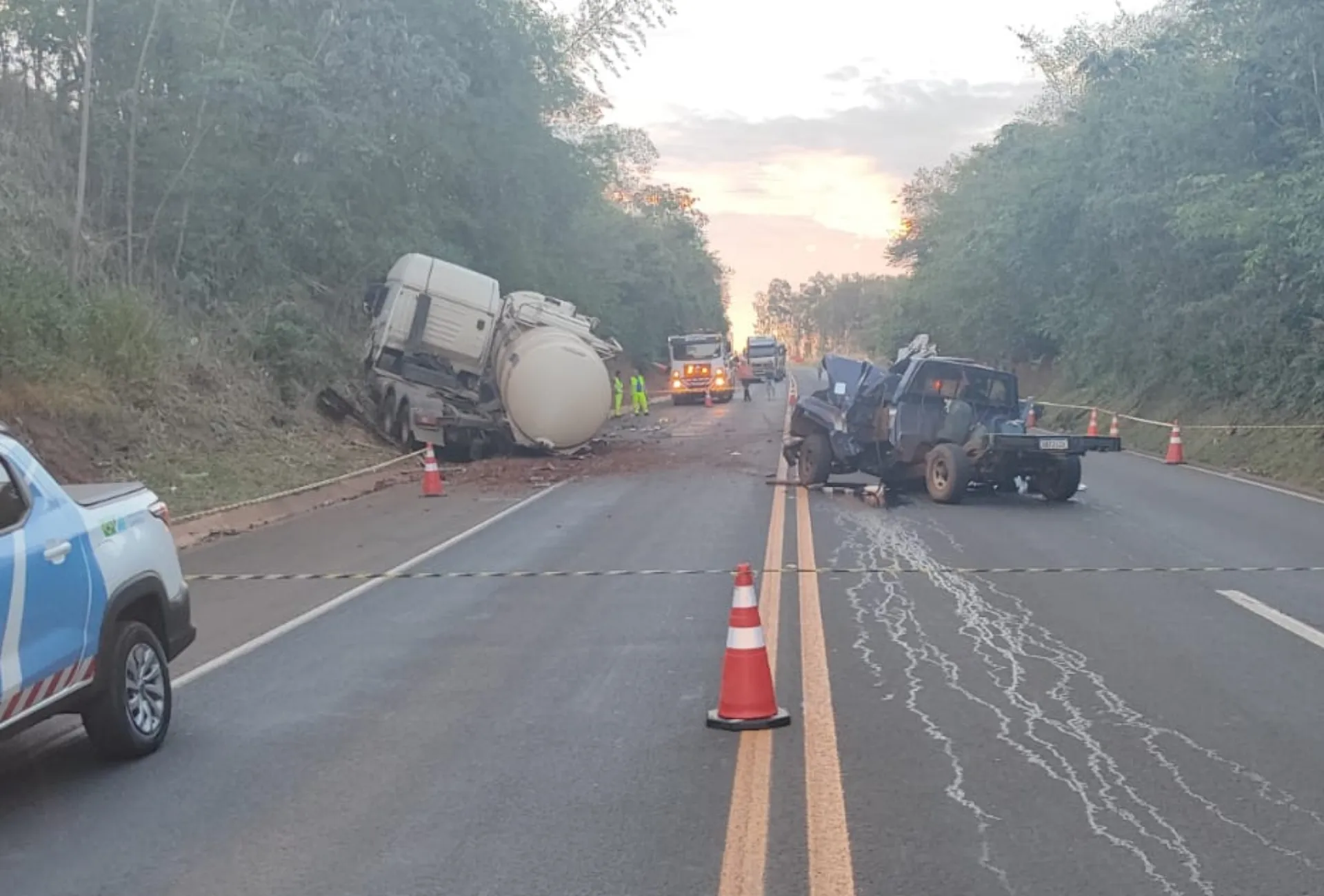 Duas pessoas morrem e criança fica ferida após batida entre caminhonete e carreta na BR-158, em Paranaíba