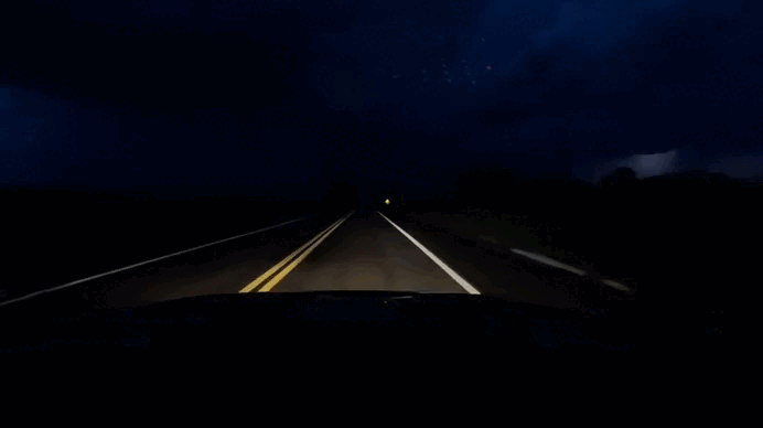 VÍDEO: câmera de viatura registra momento em que raio atinge rodovia durante temporal no Paraná