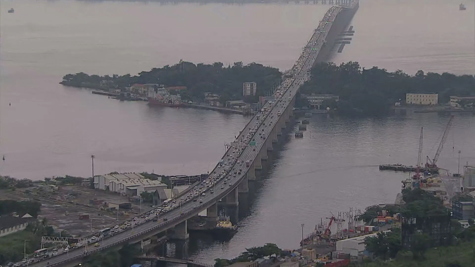 Criminosos assaltam ônibus na Ponte Rio-Niterói e roubam celulares e alianças de passageiros
