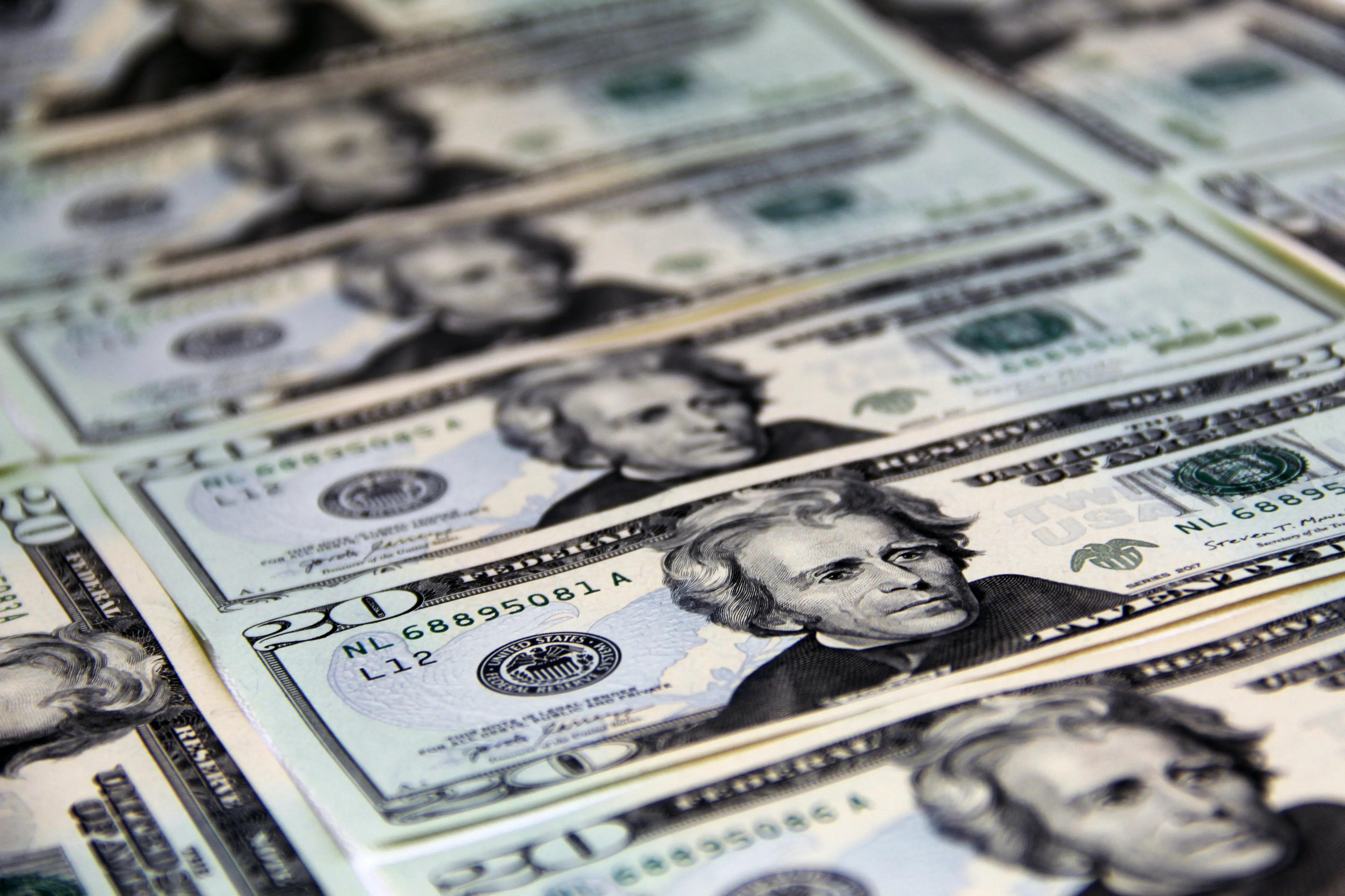 Dólar abre sessão desta sexta-feira, com dados de inflação no foco