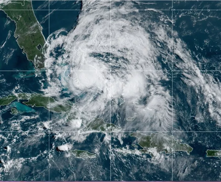 Furacão Isaías perde força, mas mantém risco de enchentes e tornados nos EUA